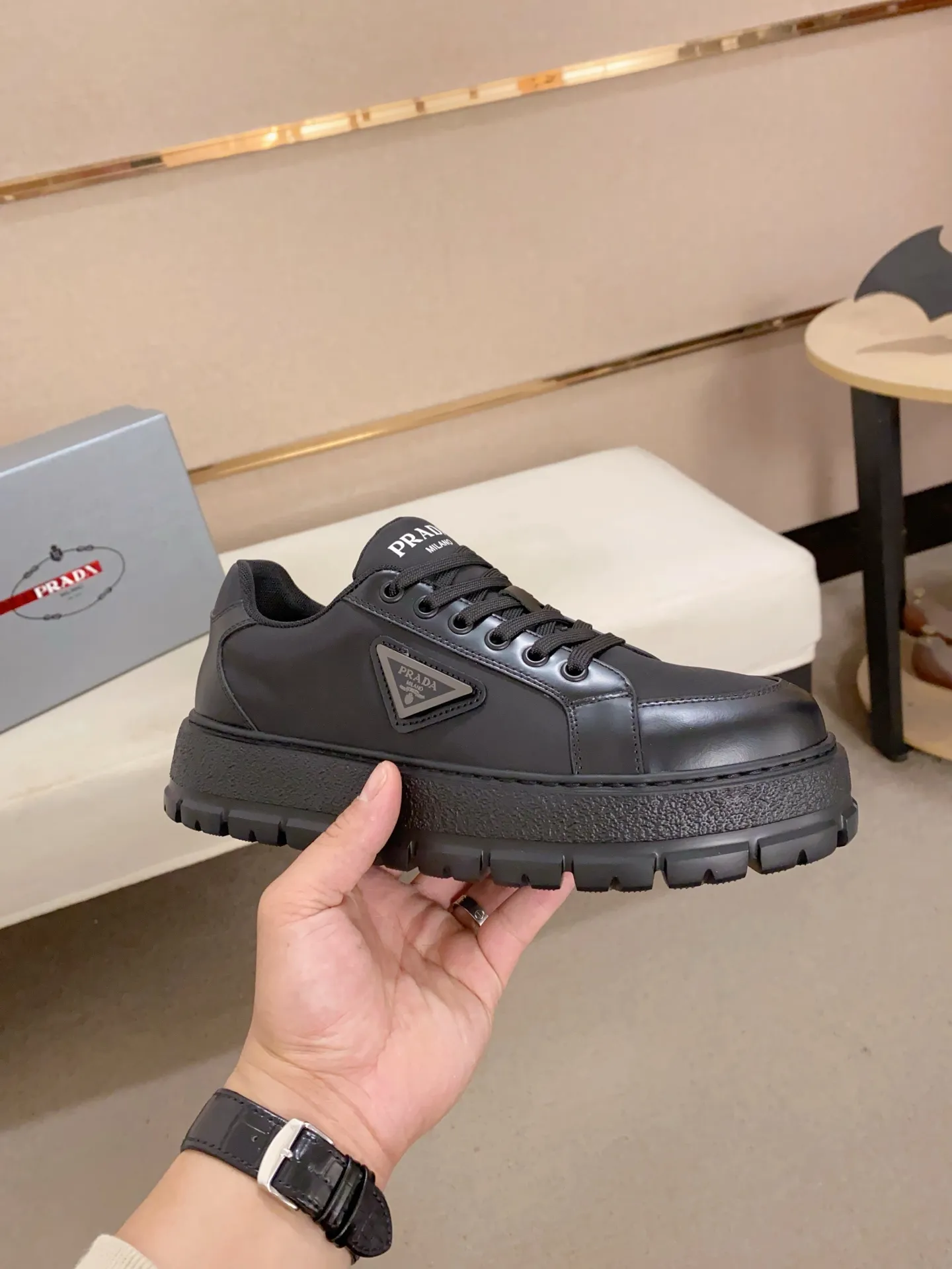 Men's shoes 💰 580💰 ✔️✔️✔️Higher version High-quality new PRADA (Prada) counters are launched simultaneously. The new men's shoes and 😘 fabrics are made of high-tech glue-spraying technology. Lining: Full cowhide lining. 👍🏿 High-end ☄️ Air-cushion molded anti-slip foam outsole, exquisite lines, simple and elegant, comfortable and high-end for leisure travel. Code number: 38 to 44 (45 can be customized and cannot be returned or exchanged)